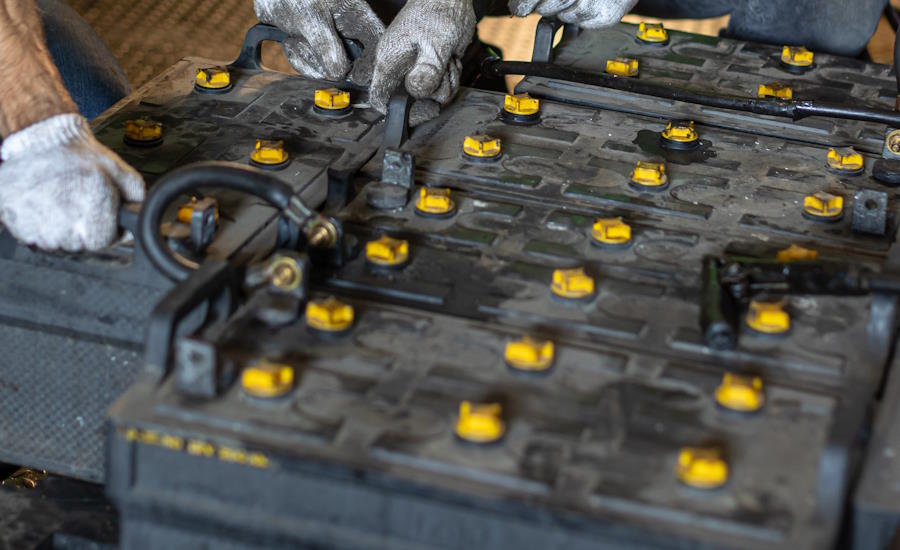blysyra-batterier har länge varit standarden inom truckar men nu börjar även litium inta marknaden vilket i princip är samma typ av batteri som i elbilar