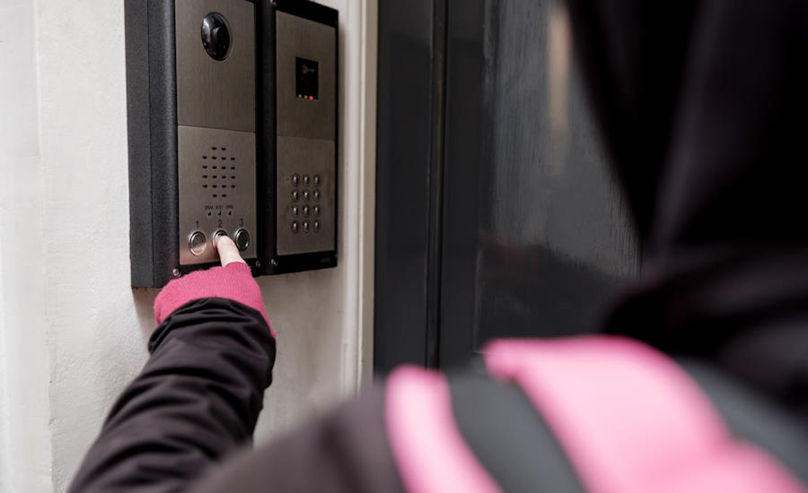 beställt hem mat och väntar på att släppa in budet i trappuppgången då fungerar en porttelefon alldeles utmärkt så att man slipper springa ner och öppna entrédörren