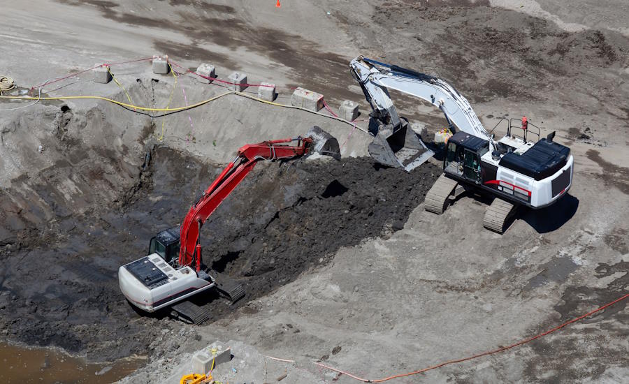 vid så kallad grävsanering schaktas det förorenade materialet bort till en separat anläggning där det renas och förhoppningsvis kan användas på nytt till andra byggprojekt