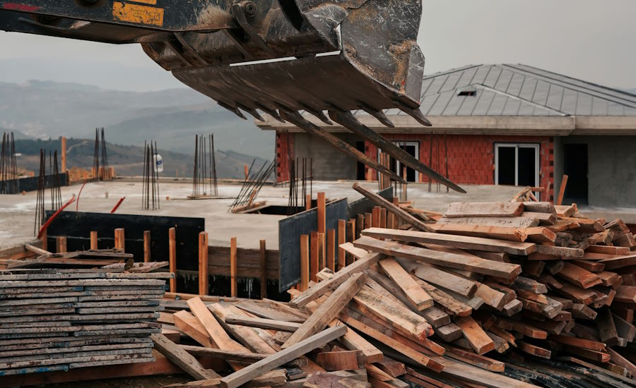 det finns många anledningar till att överblivet byggmaterial uppstår vid ett projekt bland annat att man köper in med god marginal felberäkningar material som är defekt eller rentav misstag där och då på bygget som gör att det behöver kasseras