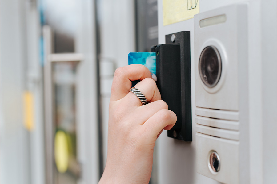 Porttelefon kopplad till mobil kan samverka med passersystem