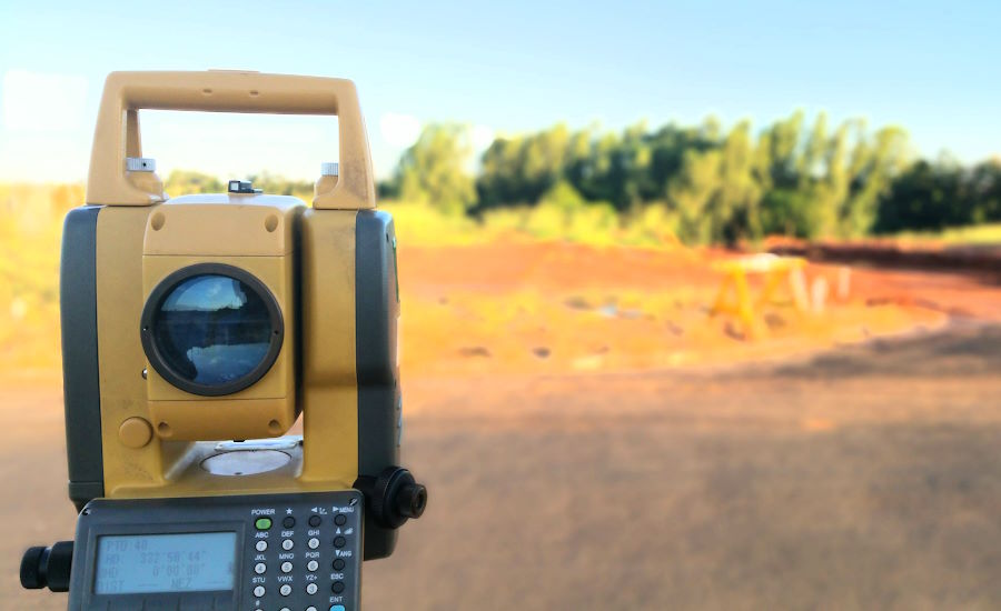 en totalstation i arbete för att göra mätningar inför kommande bygg och anläggning