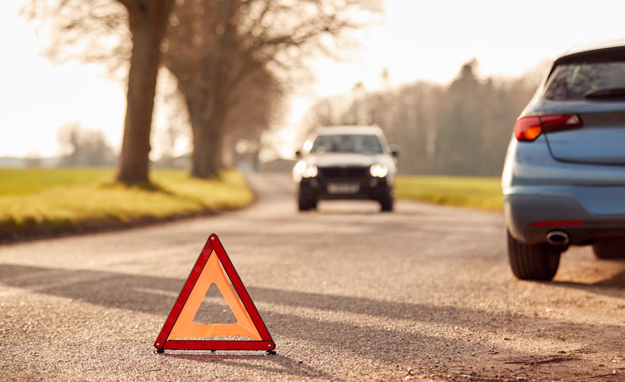 det säger sig självt men tål att höras en gång för mycket glöm inte under några omständigheter att varna andra trafikanter vid problem med fordonet vilket bland annat görs med den obligatoriska varningstriangeln
